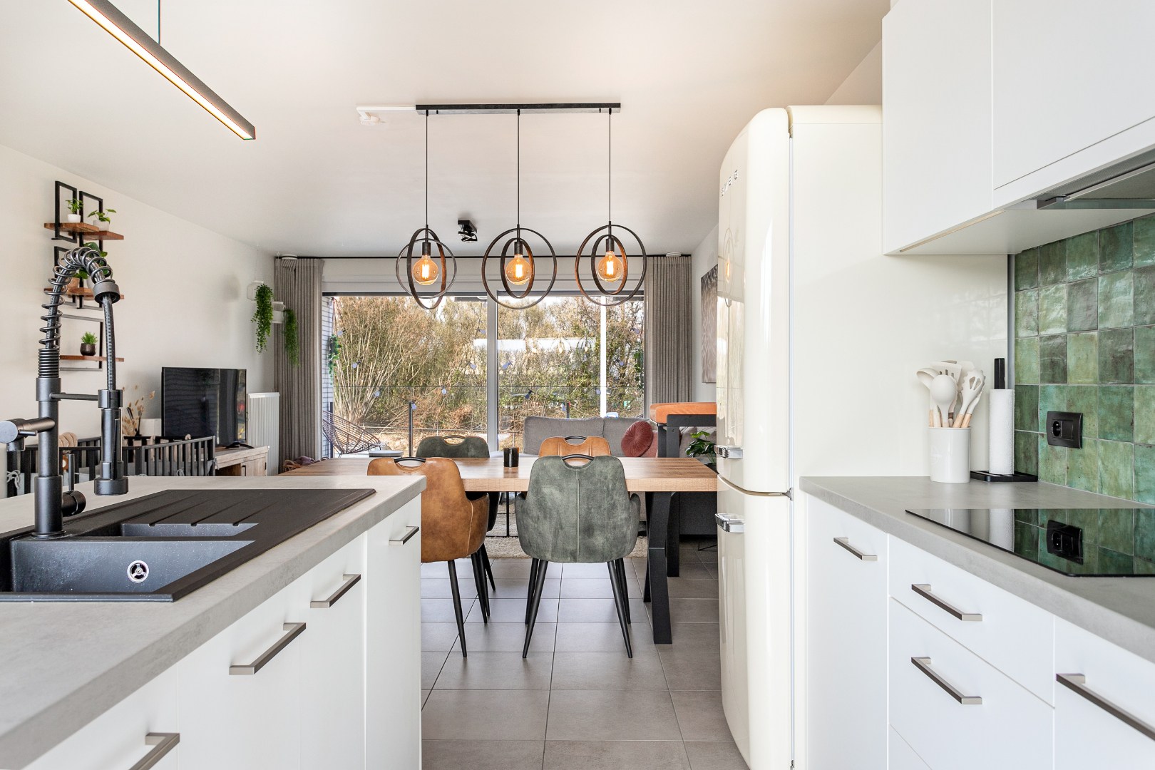 Recent, energiezuinig appartement met 2 slpks, 2 terrassen en autostaanplaats 