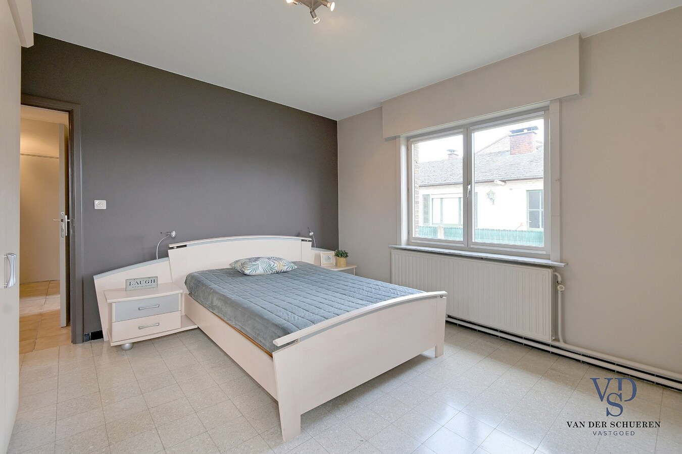 Gelijkvloerse woonst, in een residentiële wijk. 