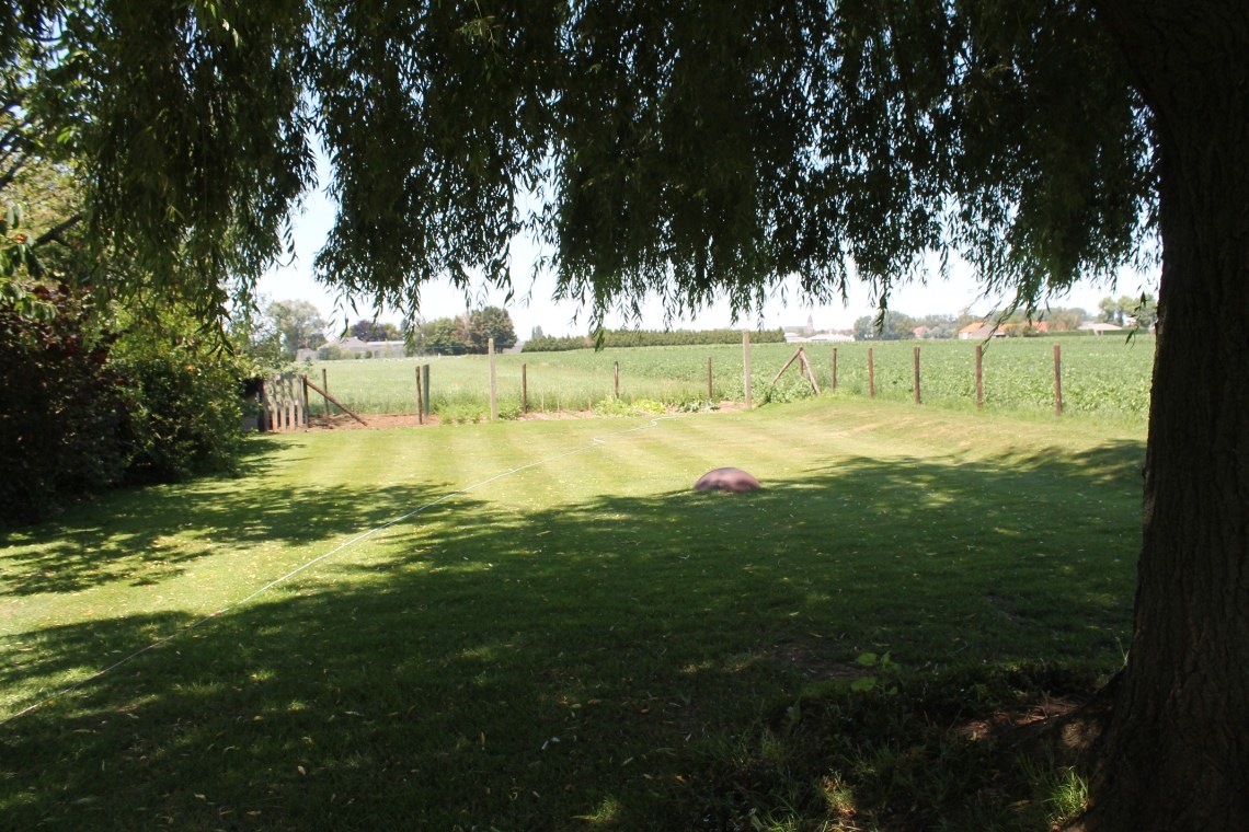 Charmante halfopen woning met garage, 2 slaapkamers en grote tuin 