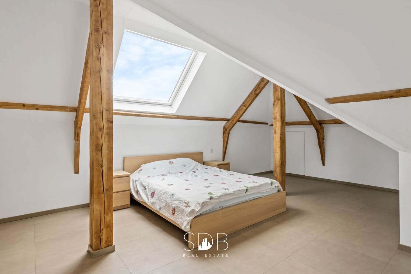 Prachtige villa met zwembad, paardenstallen, paddock en grasland op 1,3HA 