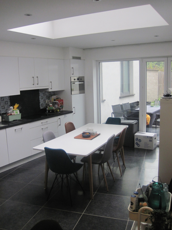 Recent vernieuwde, ruime rijwoning in hartje Gavere. 