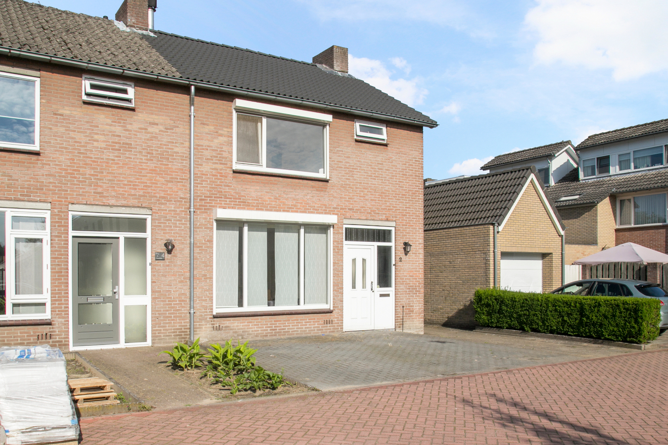 Eindwoning met berging, overkapping, ondergrond, erf, tuin- en verdere aanhorigheden. 