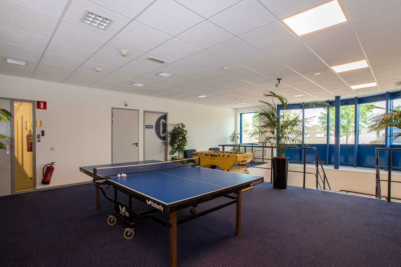 Representatief kantoorpand met 11 kantoorruimtes en circa 20 parkeerplaatsen te huur. 