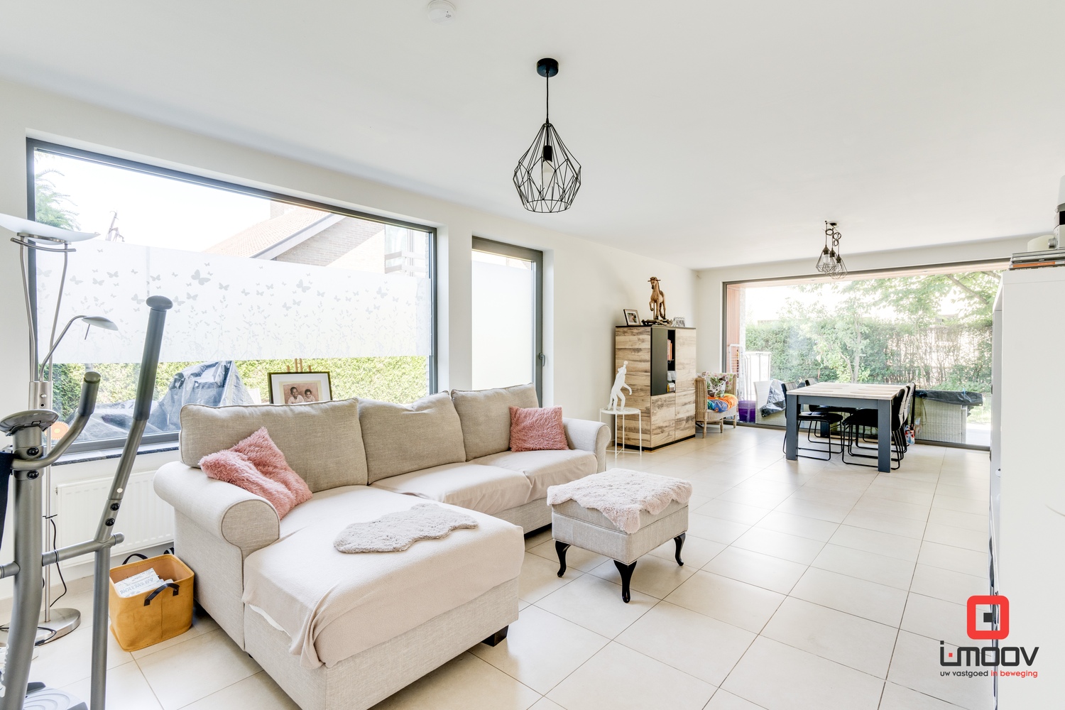 Ruime, lichtrijke halfopen bebouwing met tuin en oprit te Sint-Amandsberg 