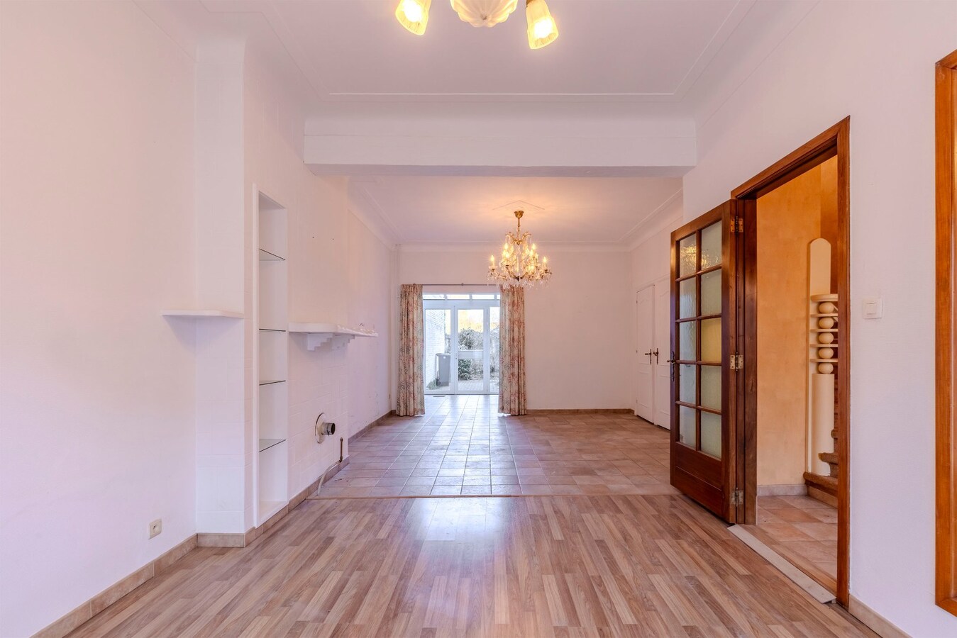 Te renoveren woning met 2 slpks en tuintje 