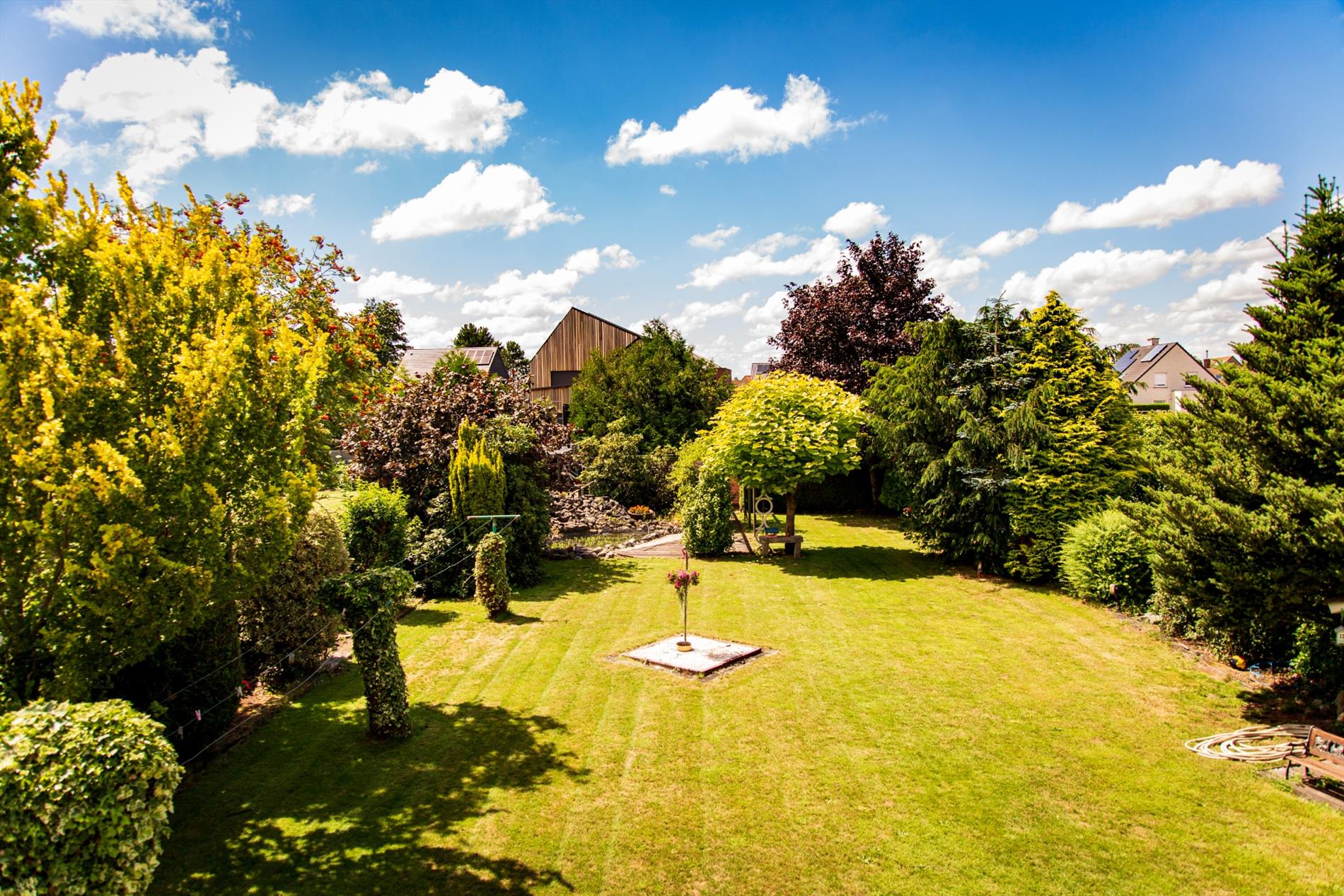 Open bebouwing met  4 (mogelijk 6) slpks  op 1.195 m²  rustig gelegen te Adegem 