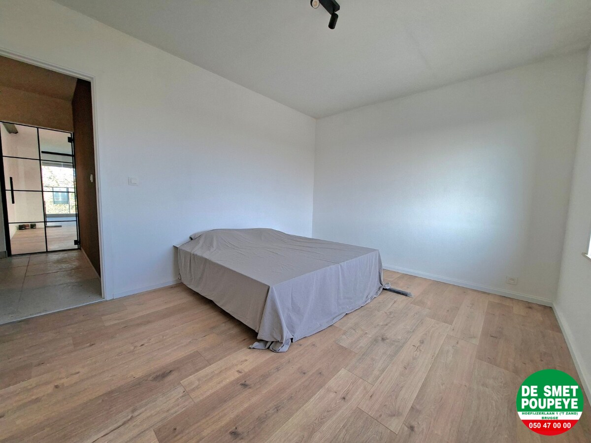 Vernieuwd hoekappartement 