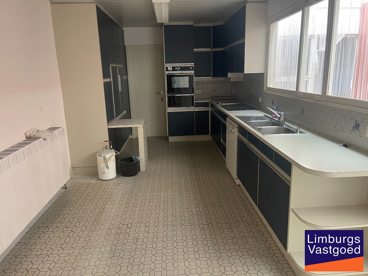 Industriële multifunctionele bedrijfsruimte van 1500m² in Hasselt met 2080 m² perceeloppervlakte en 50.00 parkeerplaatsen 