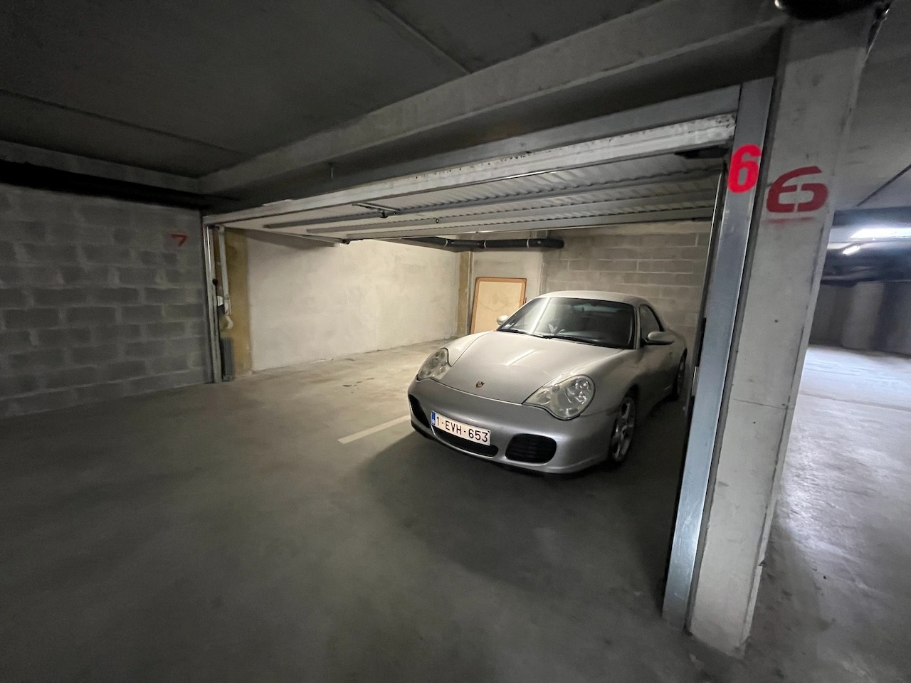 Traduction en français: Garage double extrêmement spacieux au -1, bien situé sur l'avenue Piers de Raveschoot à Knokke. 