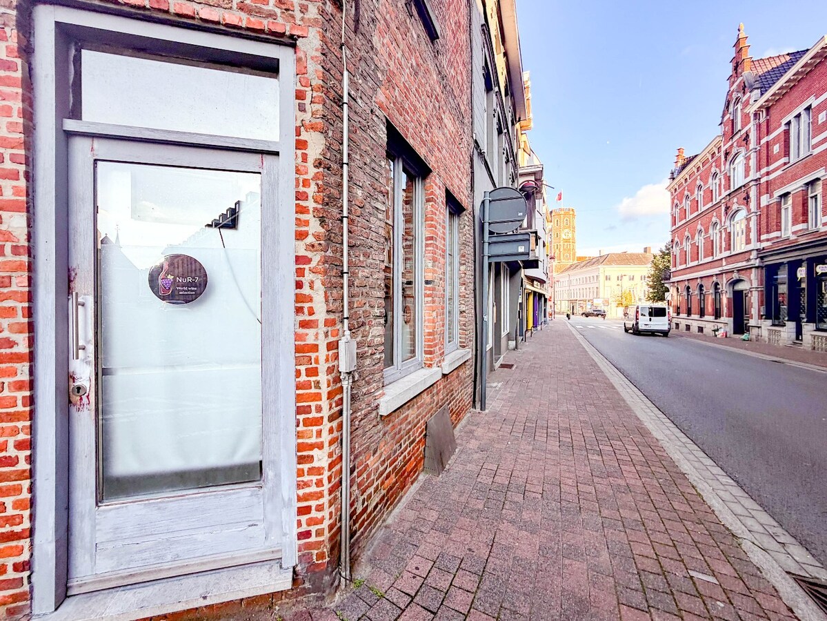 UNIEK en ruime KARAKTERVOLLE  woning met handelspand nabij de Grote Markt ! 