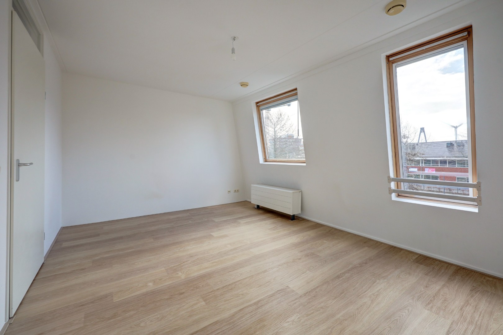 Energiezuinige (A-label) en instapklare 6-kamer tussenwoning met lichte woonkamer, moderne keuken, vijf slaapkamers, zonnige onderhoudsvriendelijke tuin met achterom en gelegen op eigen grond. 