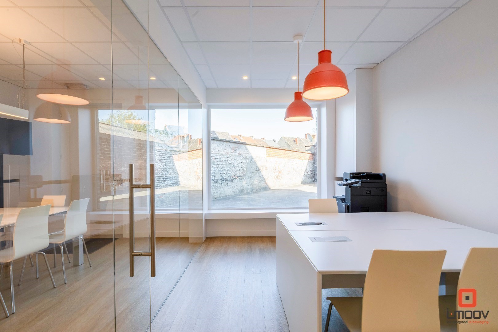 Modern en lichtrijk kantoor op commercieel gunstige locatie 