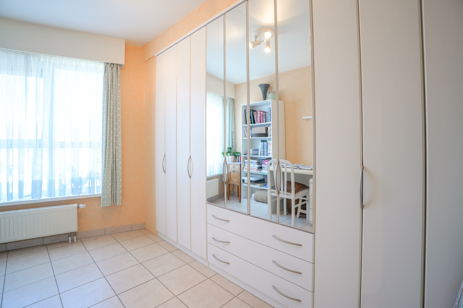 Instapklaar 2-slaapkamerappartement (89m² + 8m² terras) nabij de haven van Nieuwpoort. 