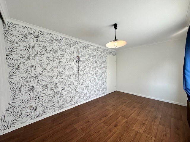 Halfopen woning met 3 slaapkamers, tuin en garage te Neeroeteren. 