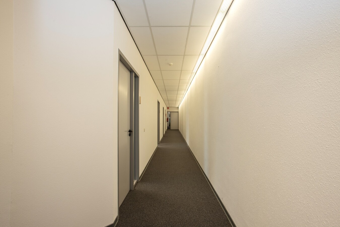 Representatief kantoorpand met 11 kantoorruimtes en circa 20 parkeerplaatsen te huur. 