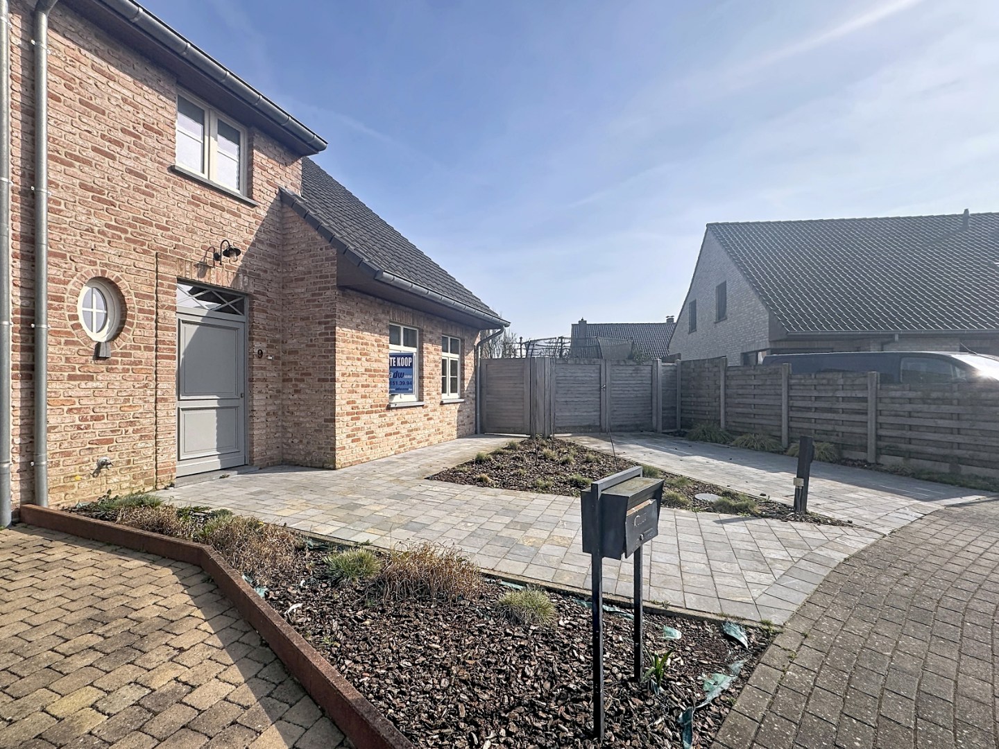 Ruime en recente halfopen bebouwing met 3 volwaardige slaapkamers 