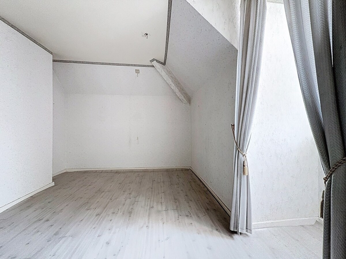 Karaktervolle woning met grote garage nabij centrum St.-Lievens-Houtem 