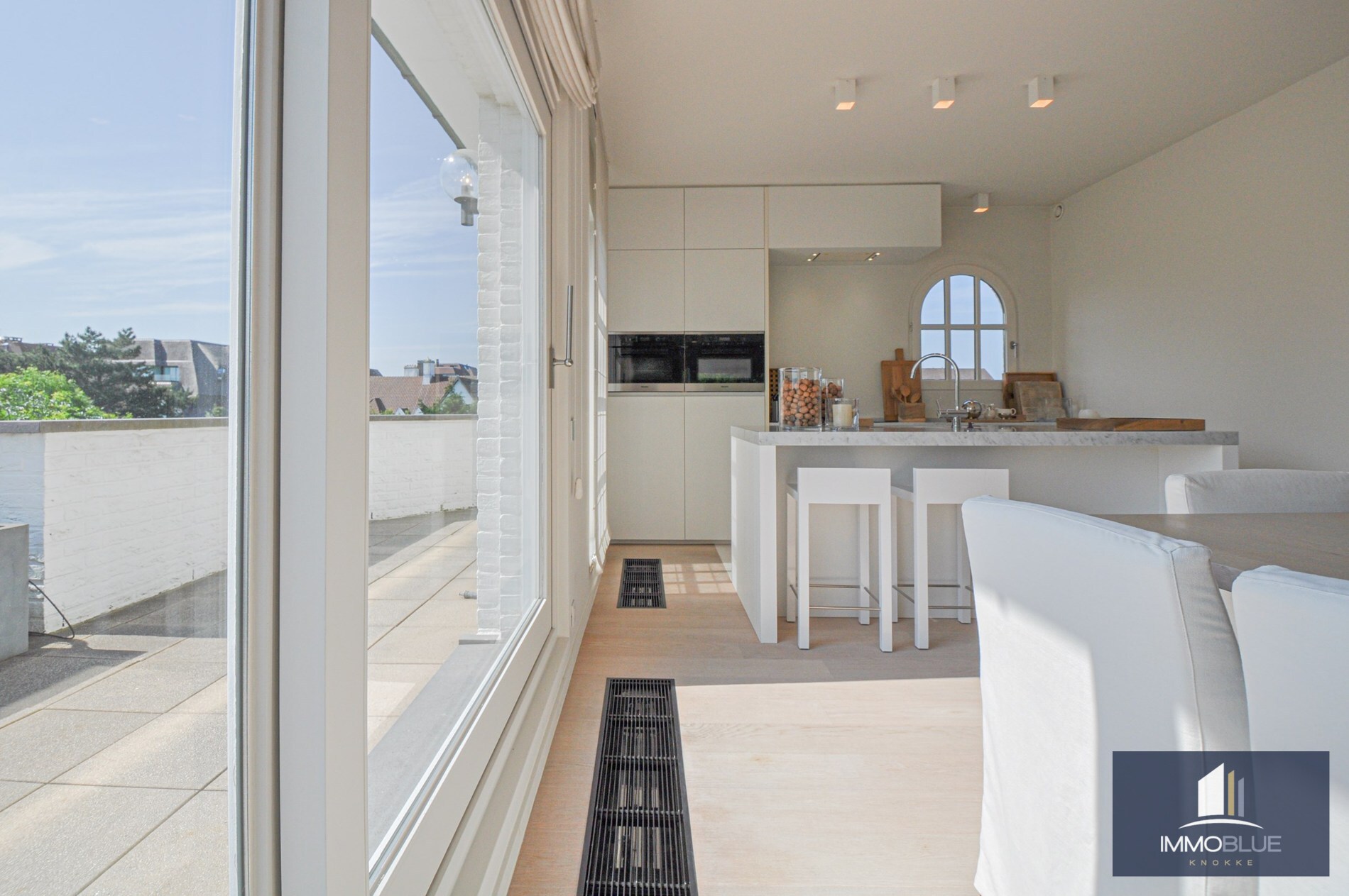 "Sublime appartement d'angle avec de spacieuses terrasses situé dans le prestigieux domaine Tennis Garden." 