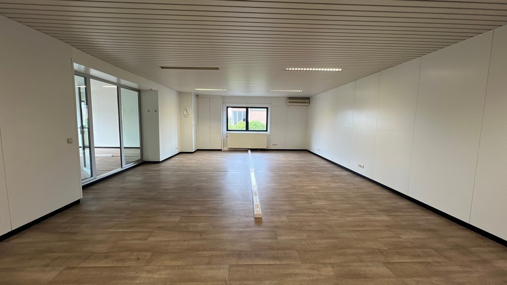 Bedrijfsgebouw met laadkades en kantoren te koop in Ronse