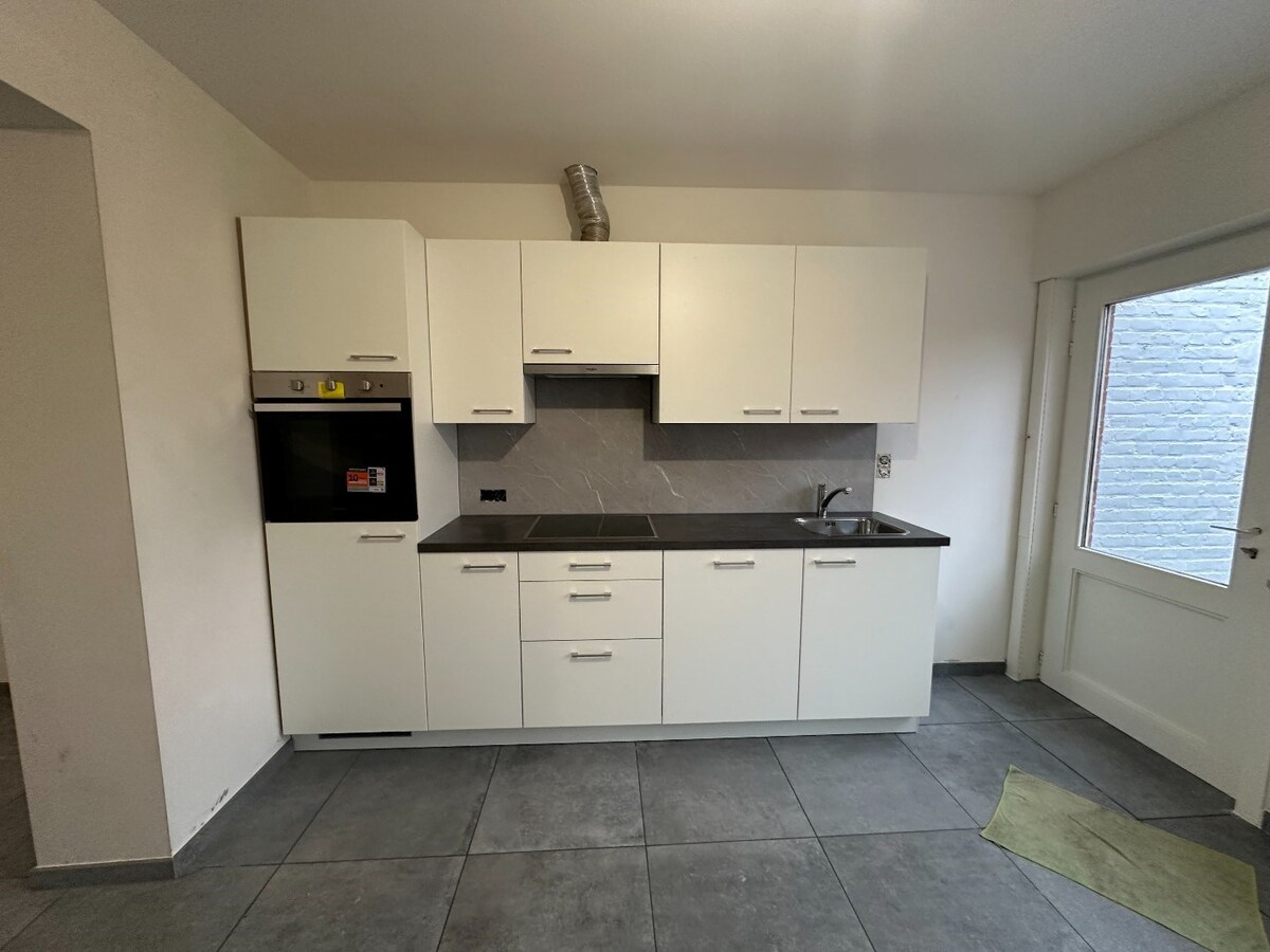 Vlot bereikbare woning met terras, tuin en achterliggende garage 