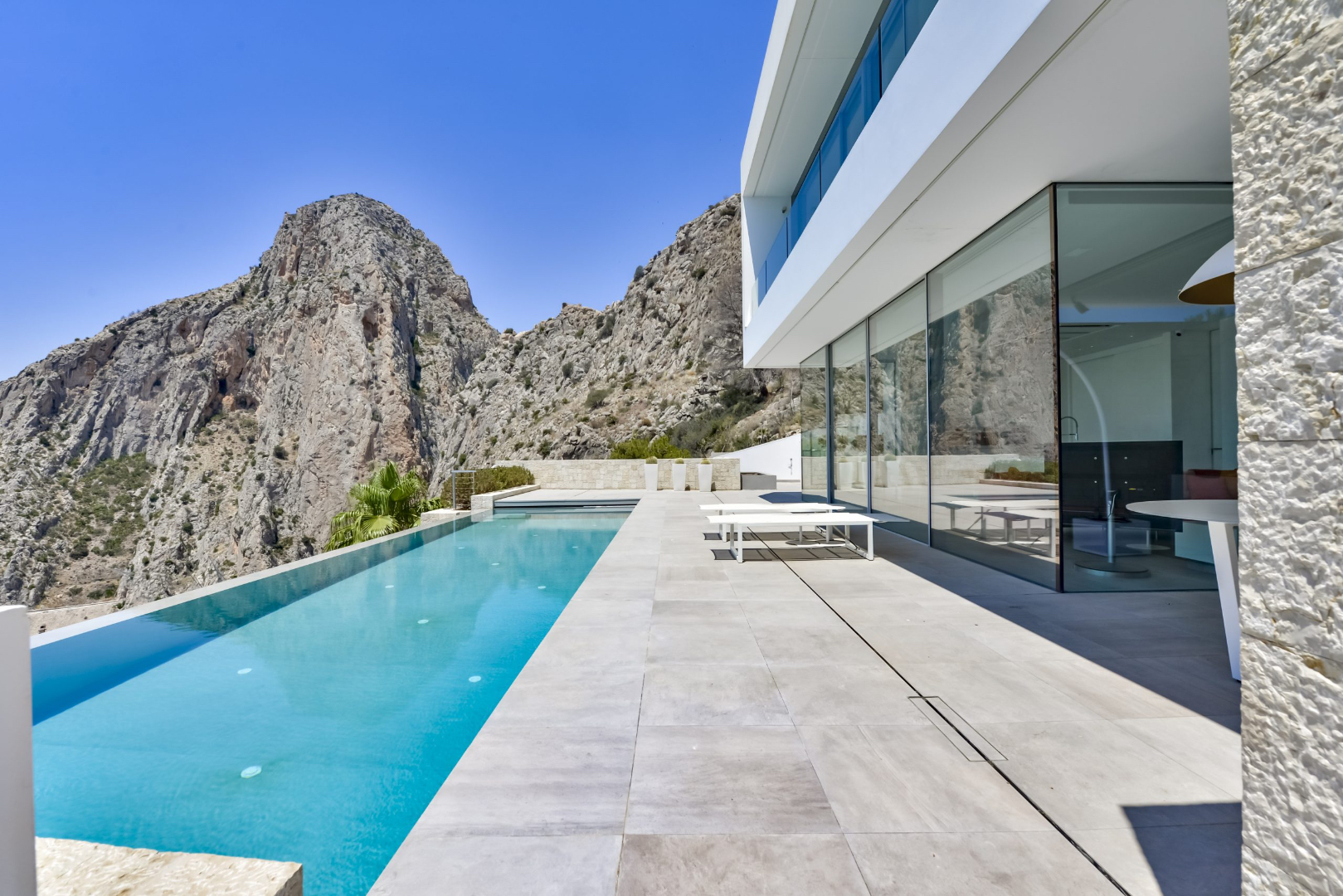Luxe architectenvilla in Mascarat – Altea met panoramisch zeezicht en extra bouwgrond 