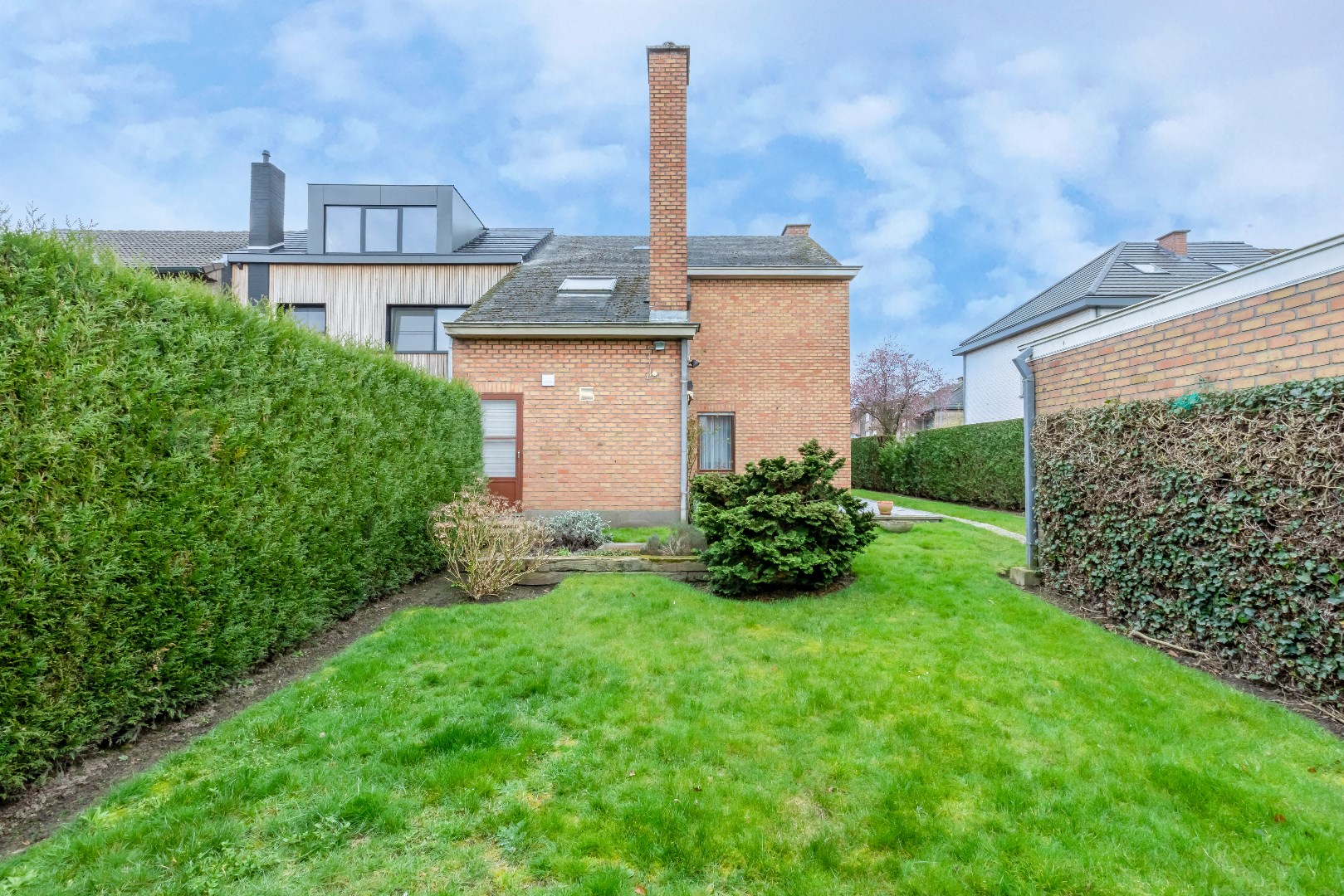VERKOCHT --- HOB met garage en tuin te Mariakerke 