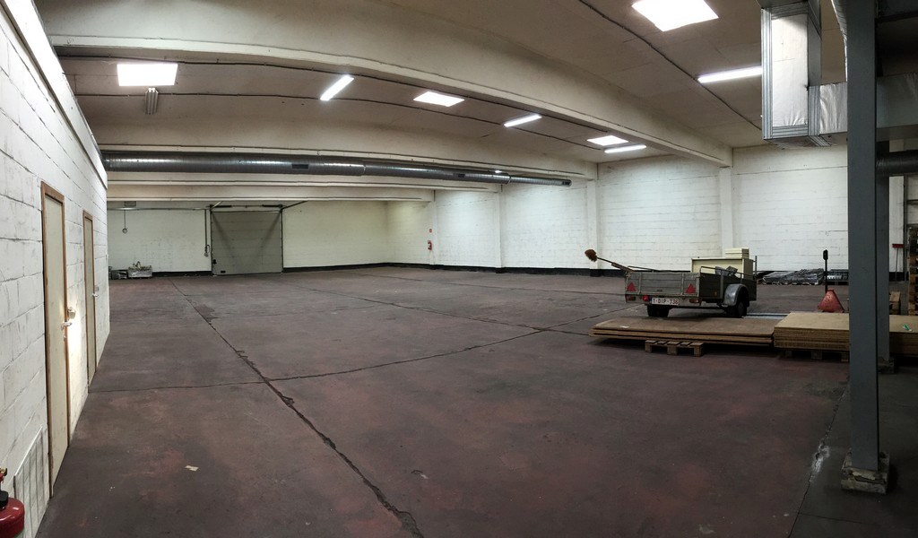 Commercieel gelegen showroom met magazijn te huur in Wetteren