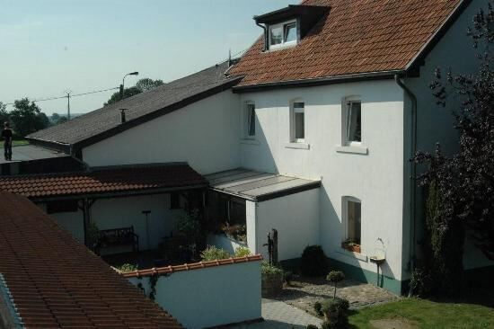 Splendide propriété avec piste couverte et boxes sur environ 1,3ha 