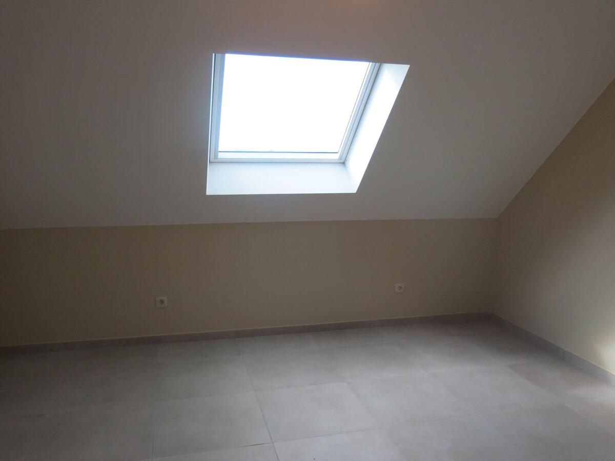 Ruim dakappartement met 2 slaapkamers op de Markt in Houthulst 