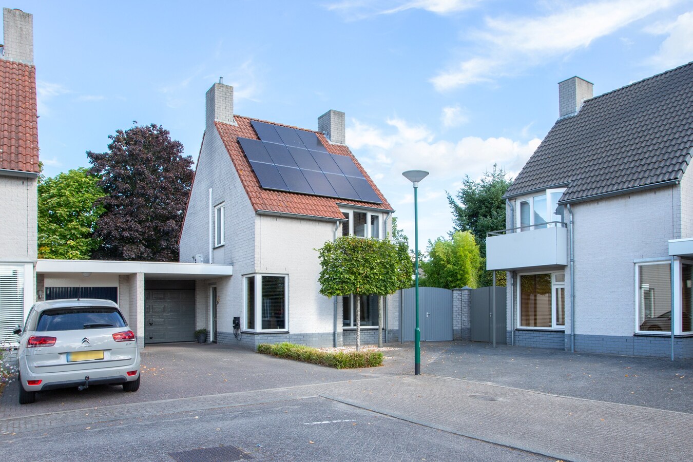 Vrijstaande woning met carport en garage gelegen op een perceel van 437 m2. 
