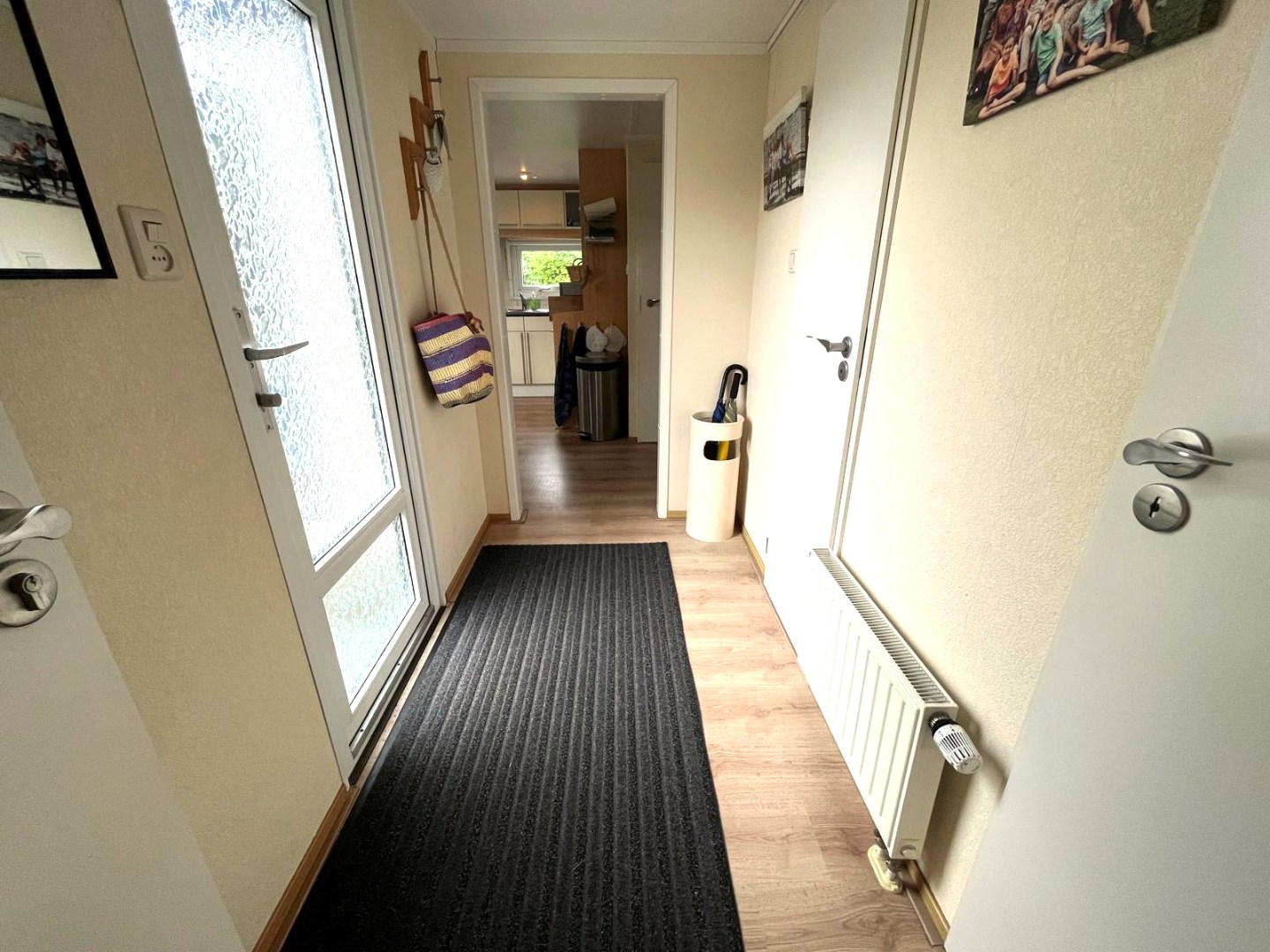 Leuke chalet (1999) met apart gastenverblijf, berging en royale tuin, op loopafstand van het Veerse Meer te koop! 