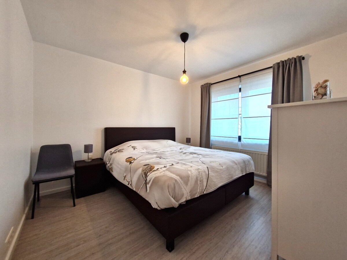 Knap gerenoveerde woning met uitzonderlijk lichtinval in het hartje van Heist 