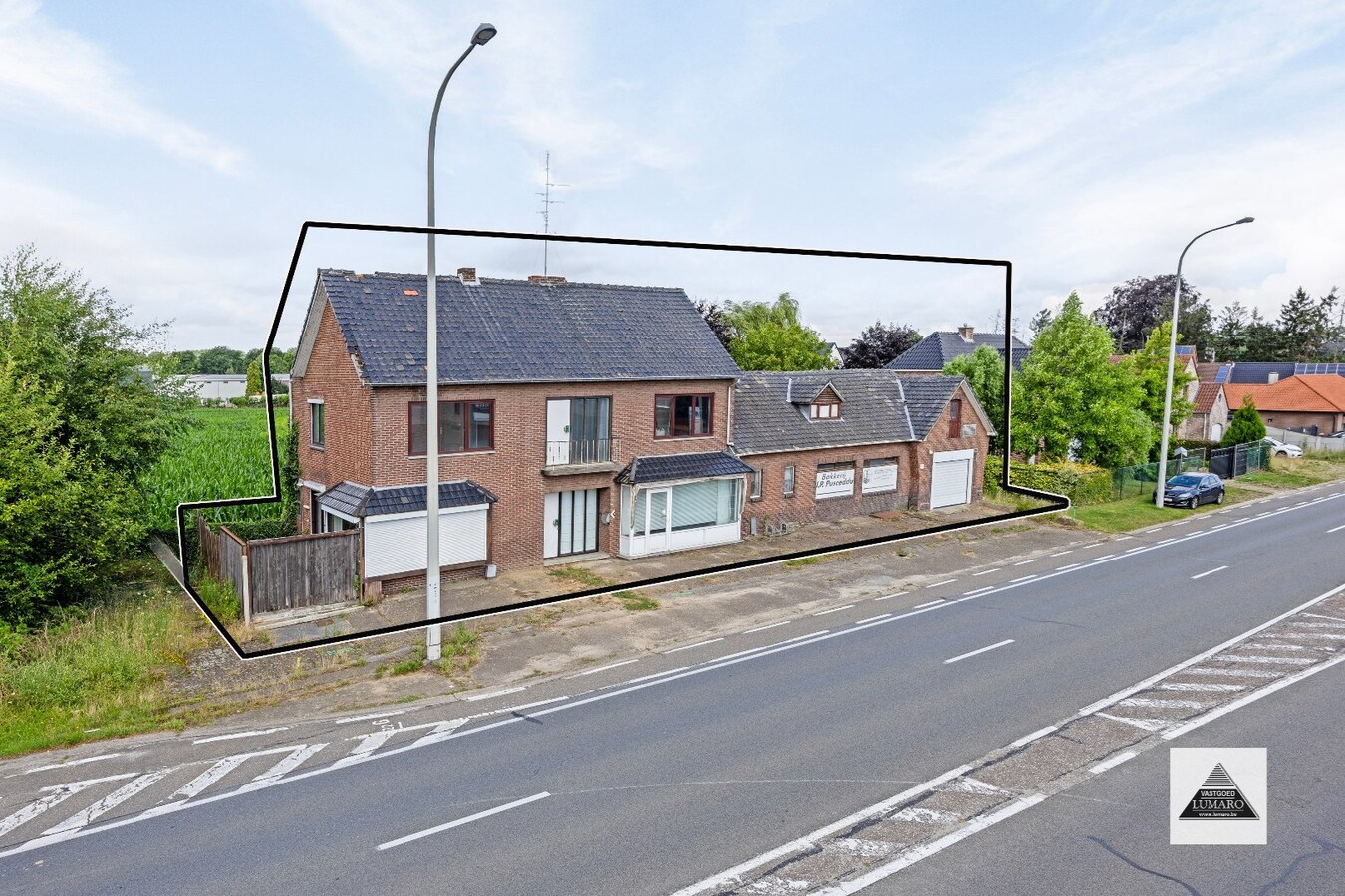 Ruime woning met 4 slaapkamers en hobbyruimte/winkel. 