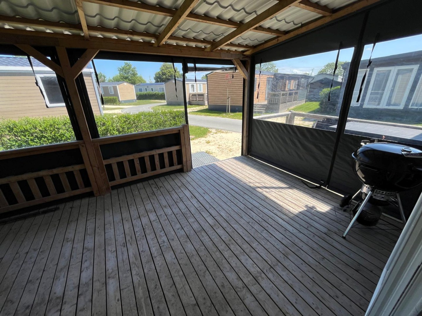 T.A. Makelaardij biedt aan – Chalet JD12-: Op een schitterende locatie in een goed verzorgd recreatiepark aan de kust van Walcheren bieden wij dit leuke chalet aan. 