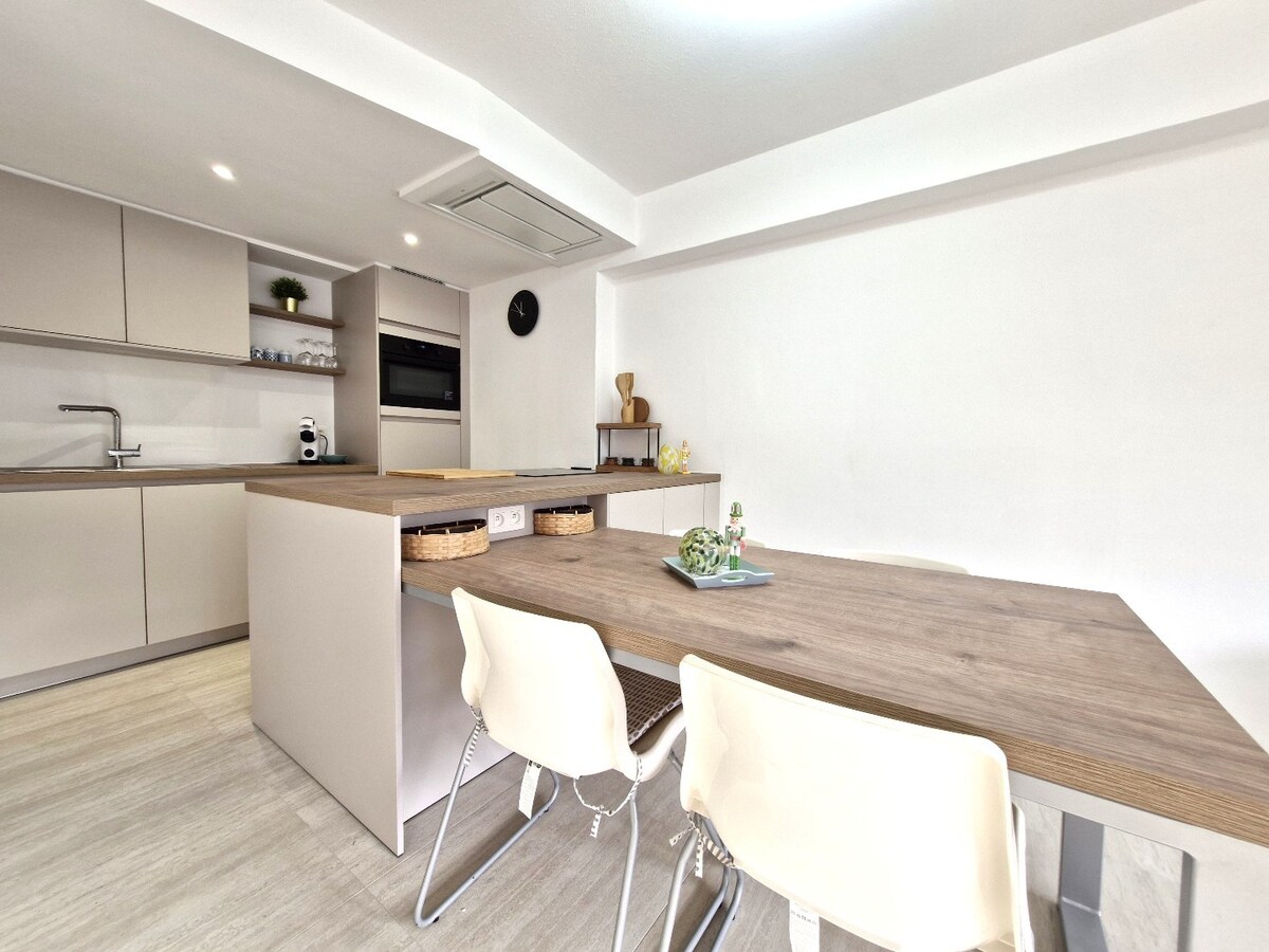 Gerenoveerd appartement aan de achterzijde van de zeedijk. 