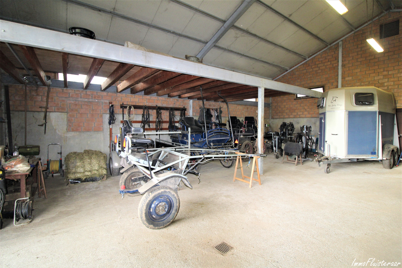 Magnifique propriété avec grande habitation, écuries, salle polyvalente, terrain à bâtir et prairies sur environ 1,67ha à Ellezelles (Hainaut) 