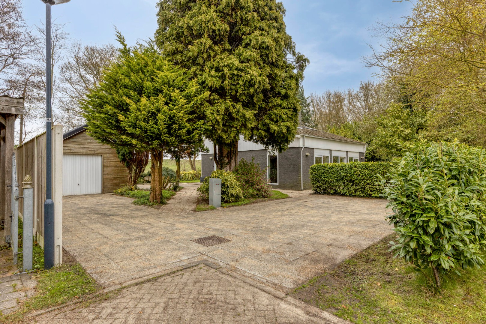 T.A. Makelaardij biedt aan: Op loopafstand (ca. 200m.) van het Veerse Meer staat deze rustig gelegen vrijstaande woning op een royaal perceel (860m2) aan een doodlopend straatje 