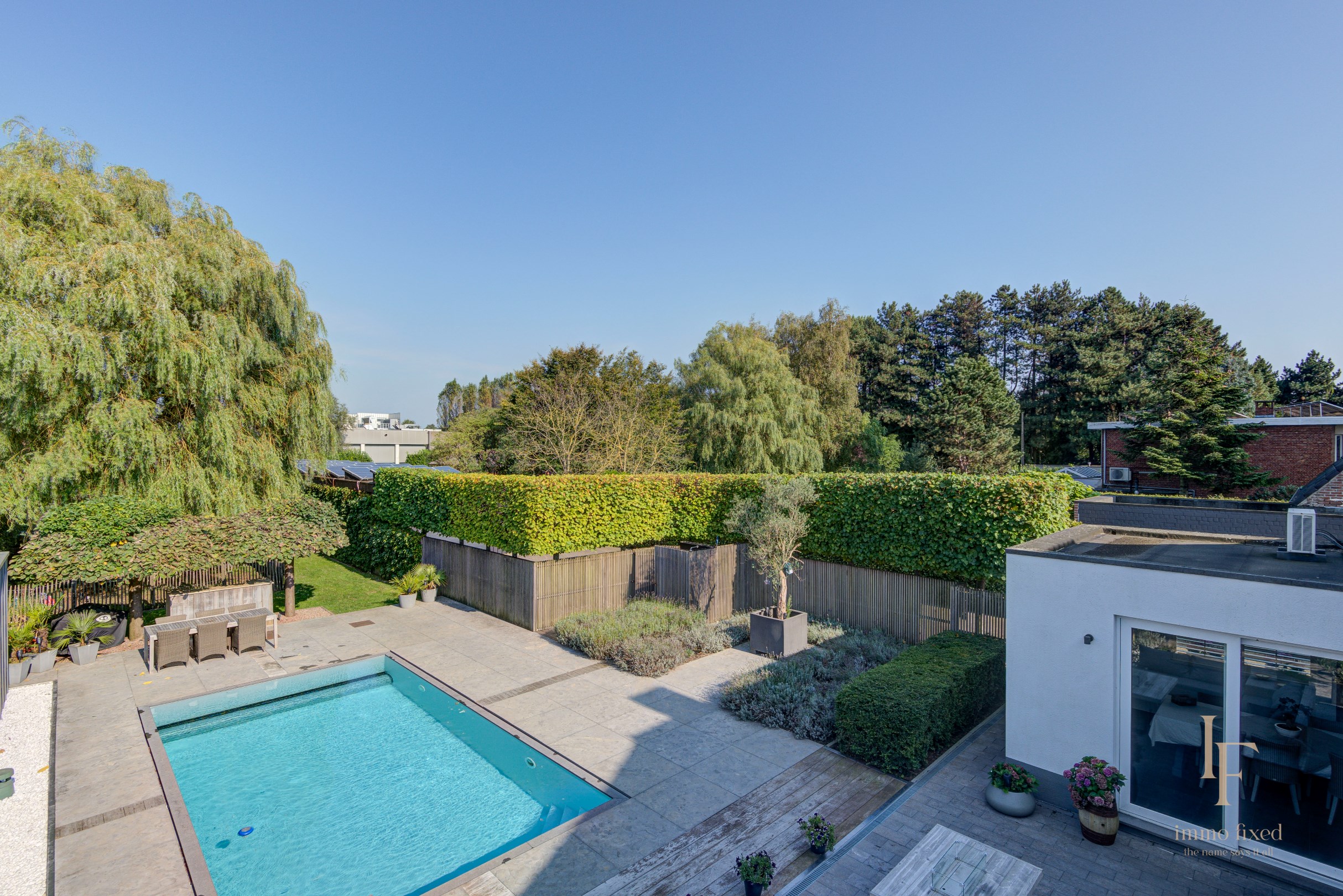 Villa met magazijn, garagebox en 12+ parkeerplaatsen te Kontich! 