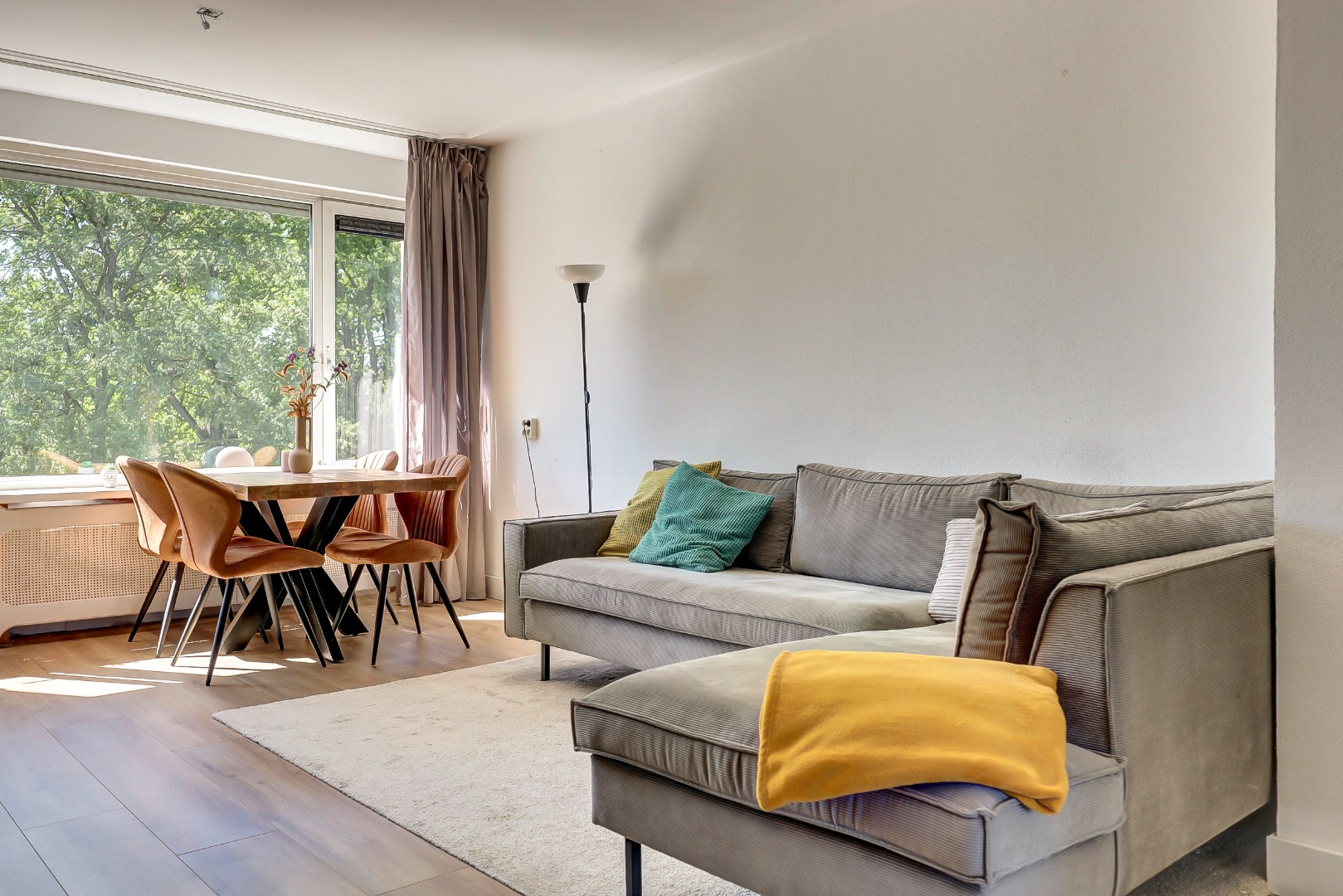 Goed onderhouden en instapklaar 4-kamer hoek-appartement op de 4e verdieping met moderne keuken en badkamer, 3 balkons en gelegen op eigen grond. 