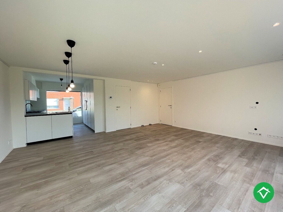 Ruime, gerenoveerde woning met twee slaapkamers te Roeselare 