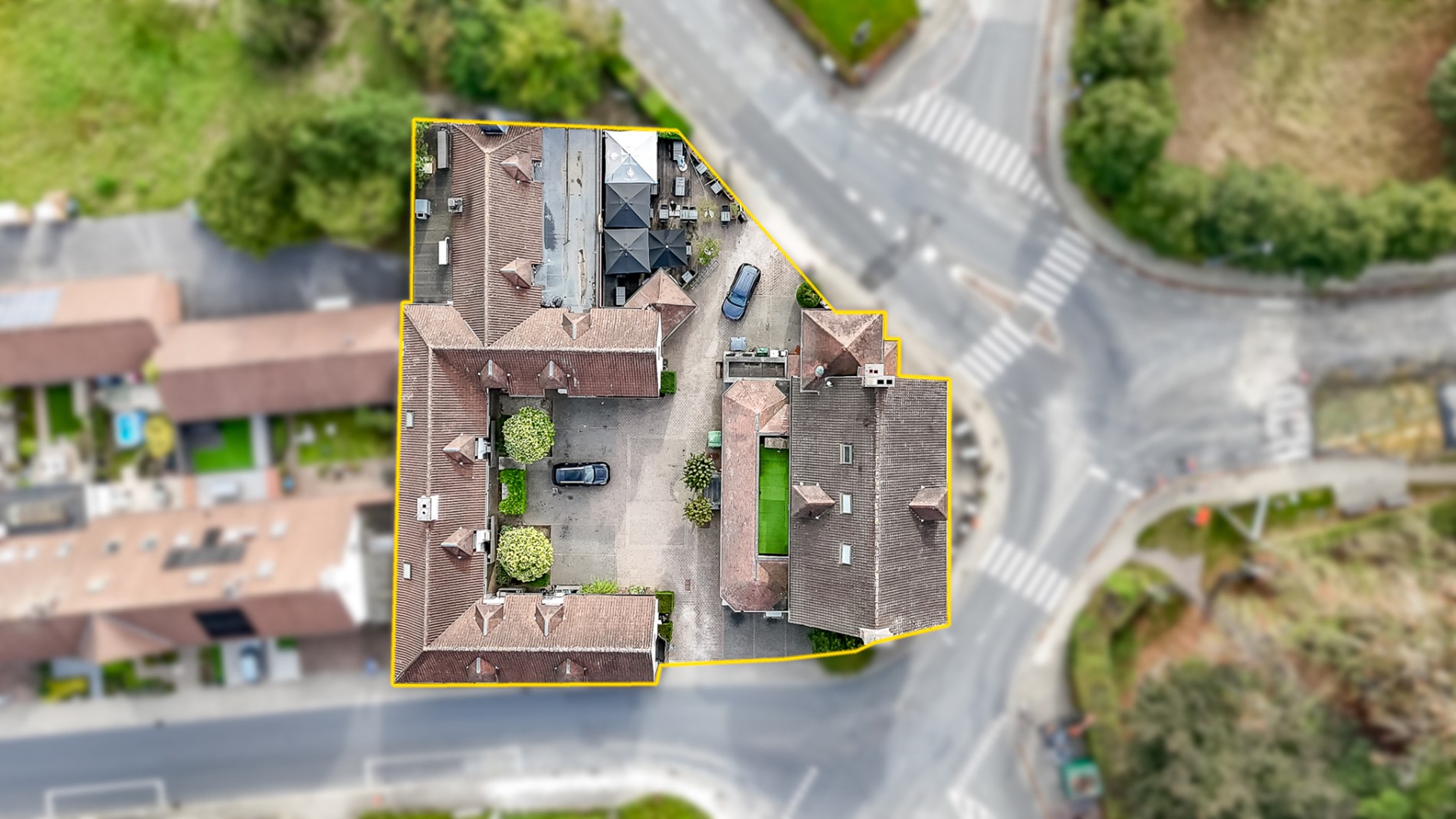 Multifunctionele eigendom met appartementen en handelszaken! 