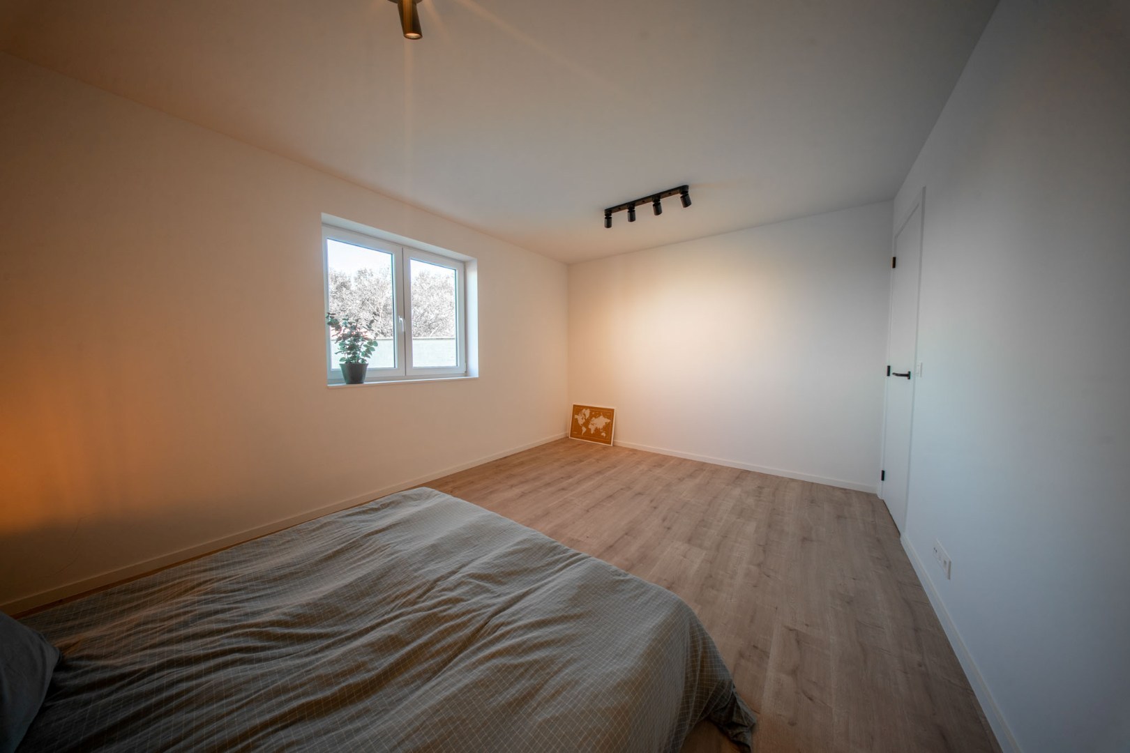 Stijlvolle en ruime nieuwbouwwoning met garage en tuin op 555 m² 