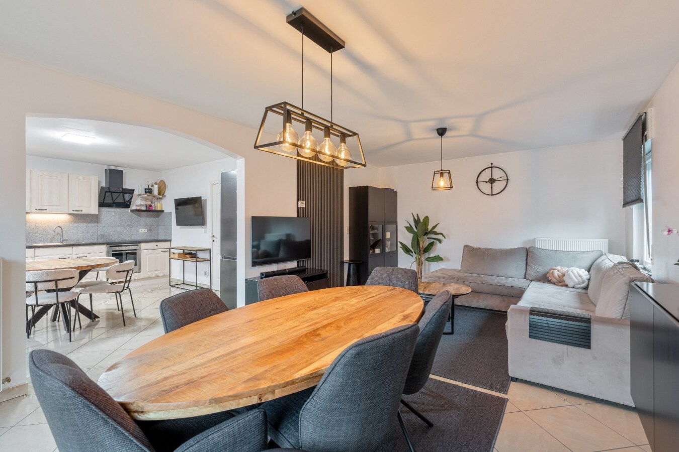 Ruim energiezuinig duplexappartement (146 m²) -  kwaliteitslabel B -  3 slaapkamers, terras en private buitenparking. 