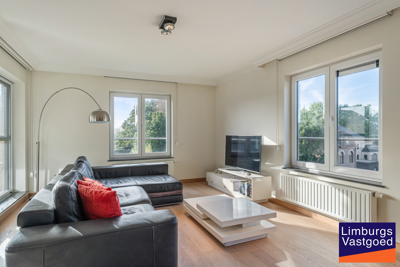 Exclusief penthouse met ruim terras, 2 slpk, extra brede autostaanplaats, centrum Houthalen 