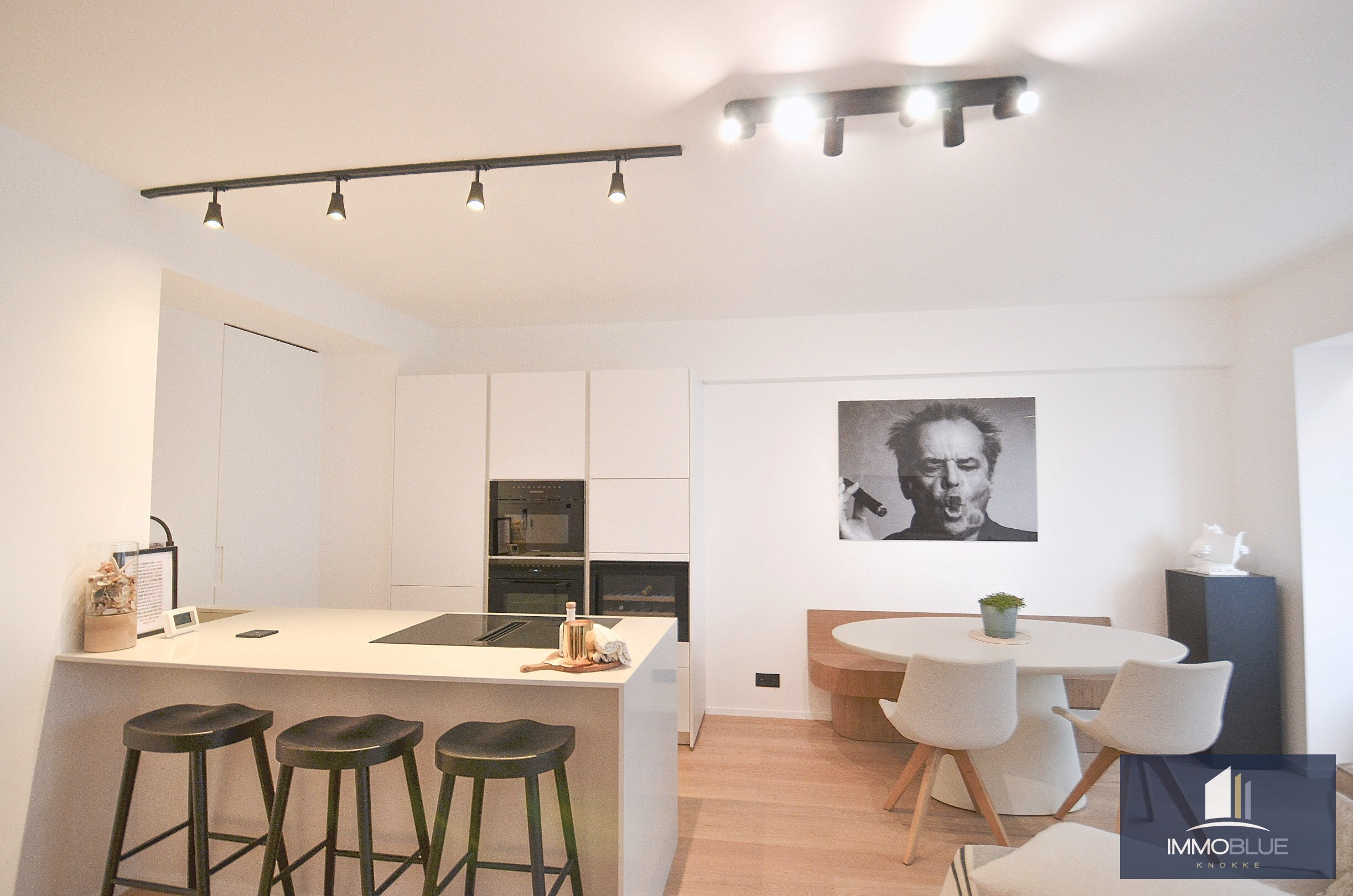 Appartement entièrement rénové avec une belle vue sur la mer. 