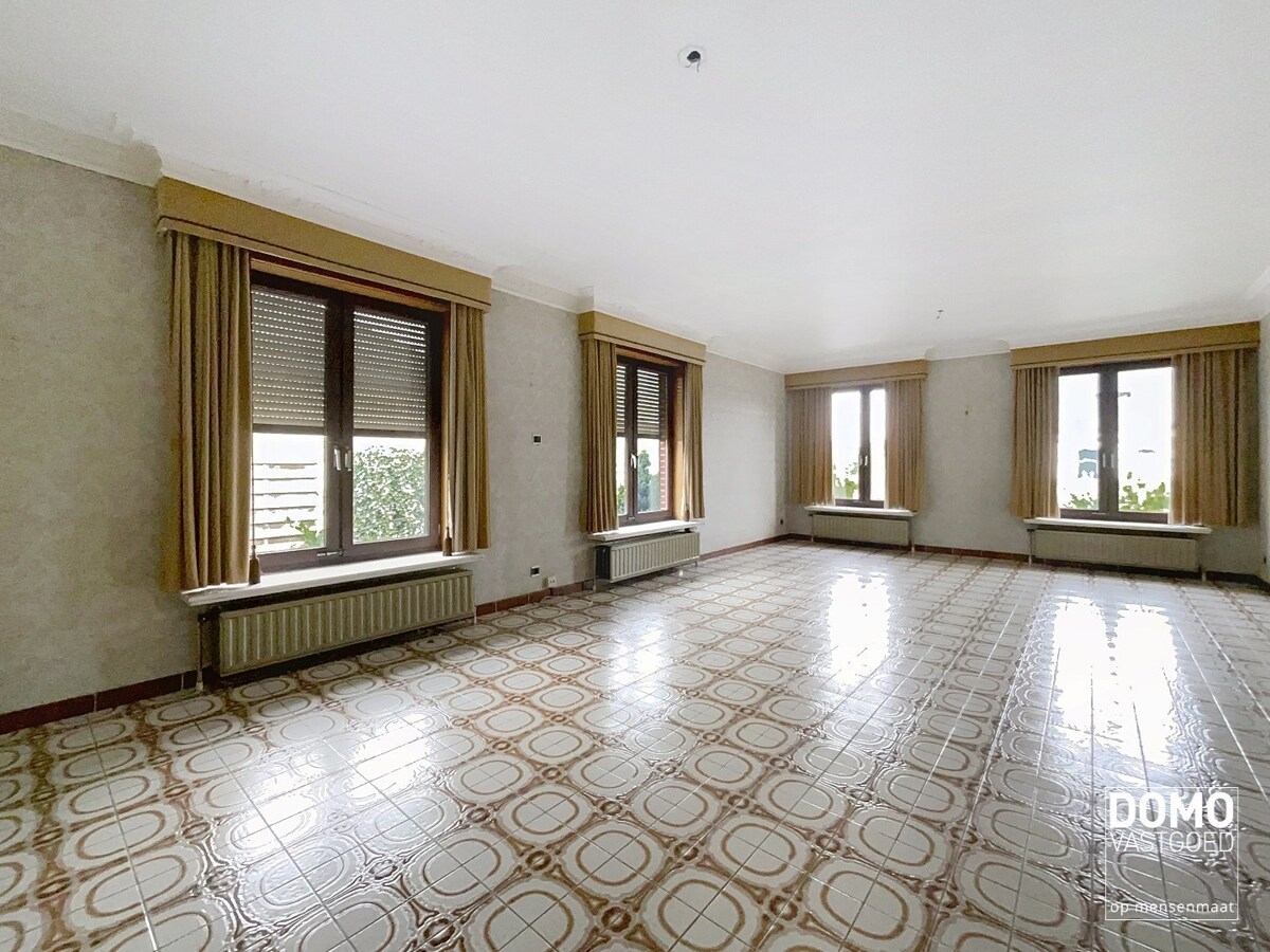 RUIME GELIJKVLOERSE WONING OPEN BEBOUWING GELEGEN OP EEN PERCEEL VAN 12a77ca TE KERMT 