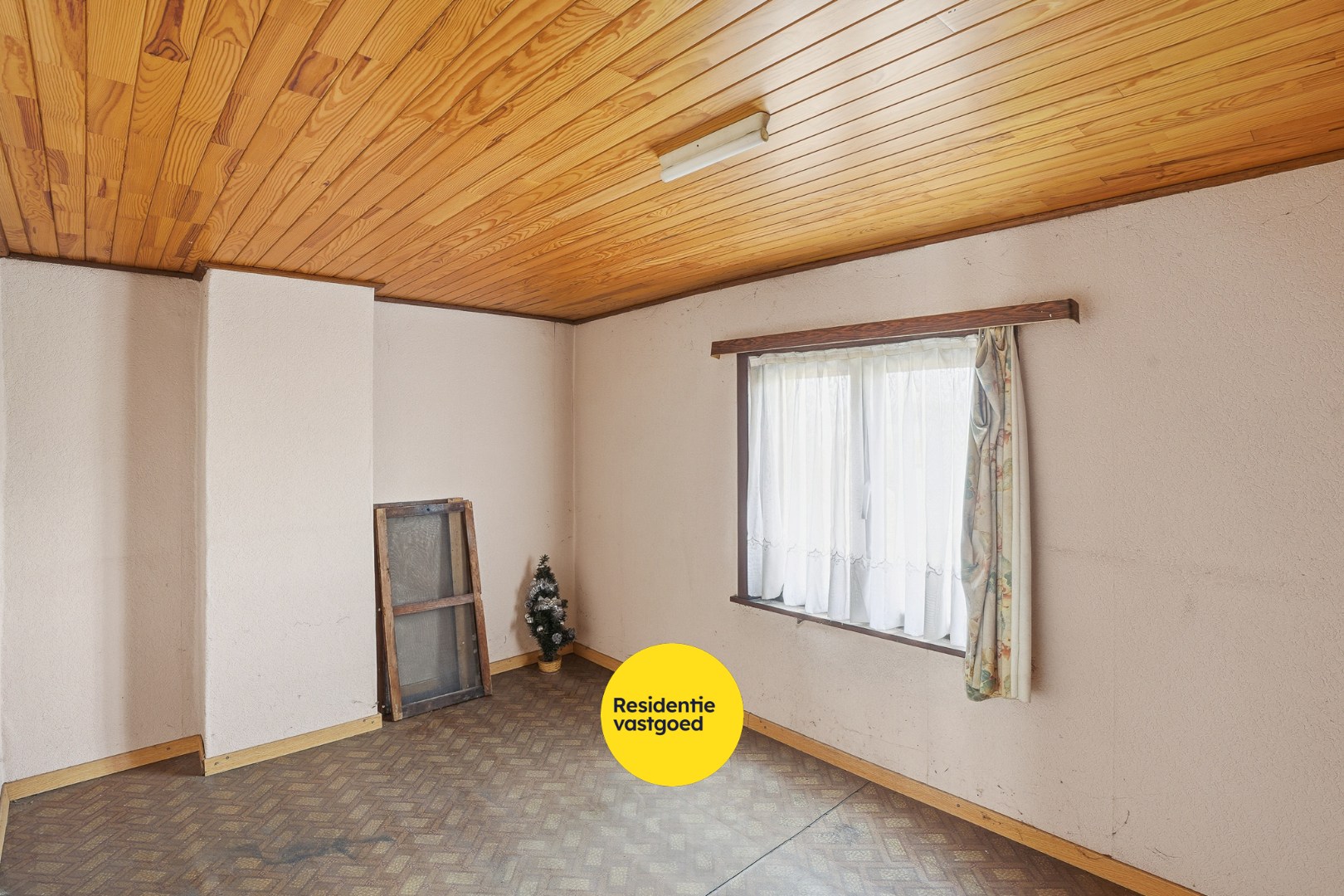 Te renoveren halfopen woning met tuin en oprit/garage 