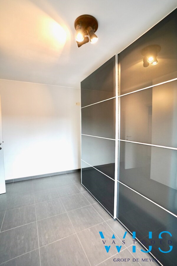 Instapklaar appartement met garage te Oosteeklo ! 