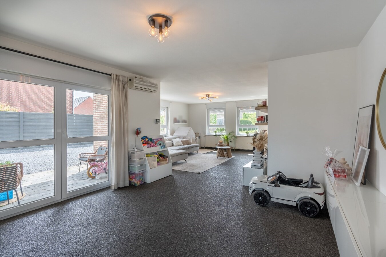 Ruime woning in Dorne(Maaseik) met 4 slaapkamers, gelegen op een uitzonderlijk ruim perceel. 