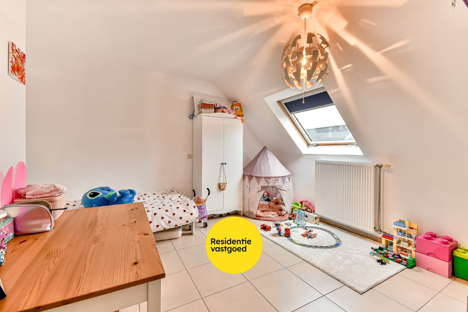 Opbrengsteigendom met 3 appartementen en 3 garages 